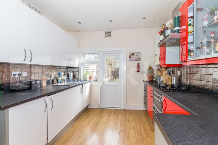 5 bedroom house located close to station and amenities  Falkland Road, Turnpike Lane